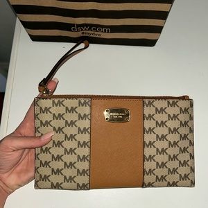 MICHAEL KORS wristlet